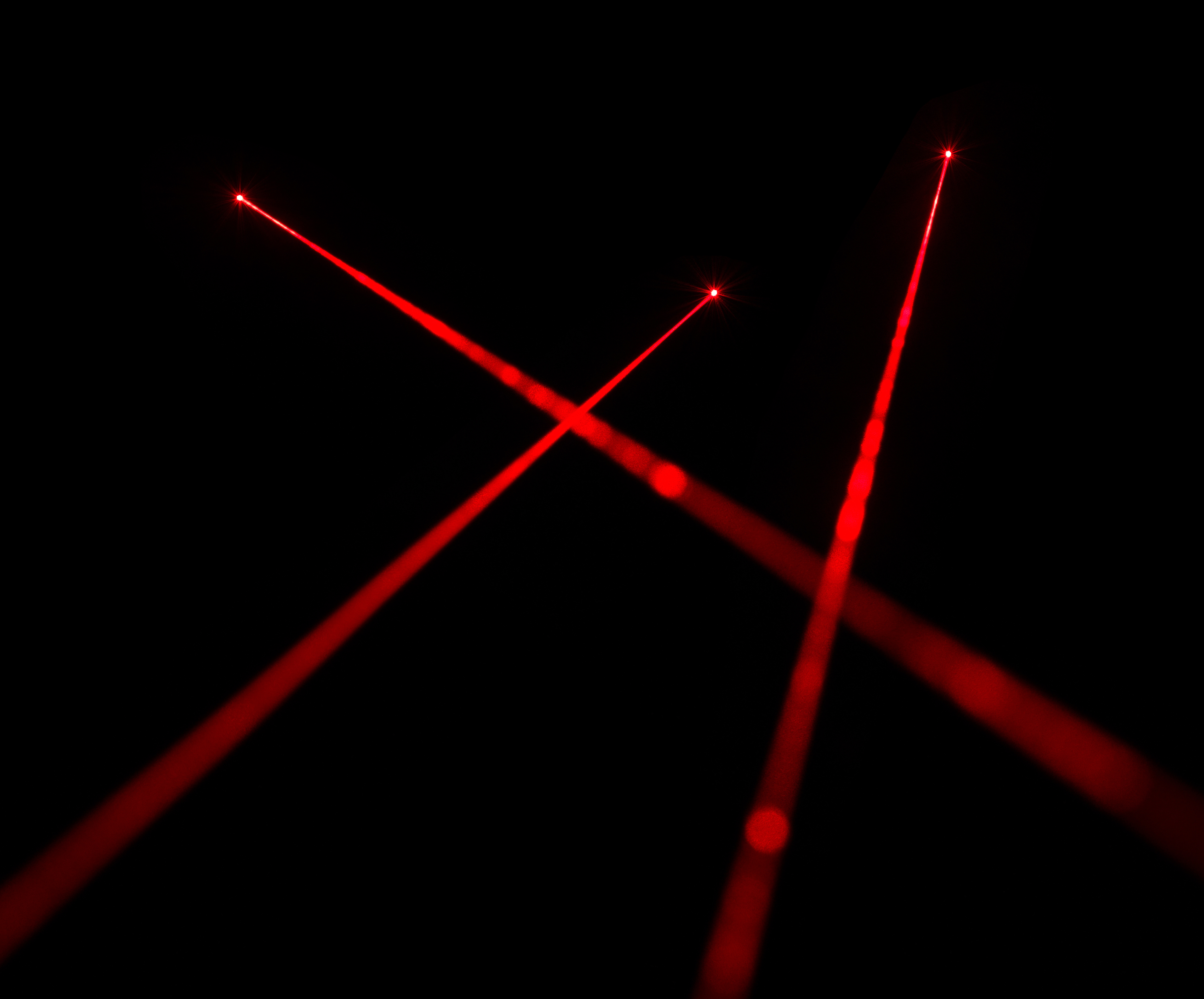 Разрушающие лучи. Лазерные лучи на черном фоне. Красный лазер. Луч лазера на черном фоне. Красный лазерный Луч.
